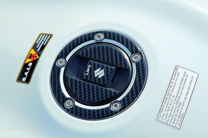 Suzuki Fuel Cap Protector Carbon Look/Piano Black | 990D0-47H06-CRB - Webike Thailand